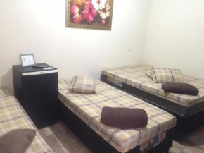 Quarto privativo para 4 pessoas com 1 cama de casal e 2 solteiros